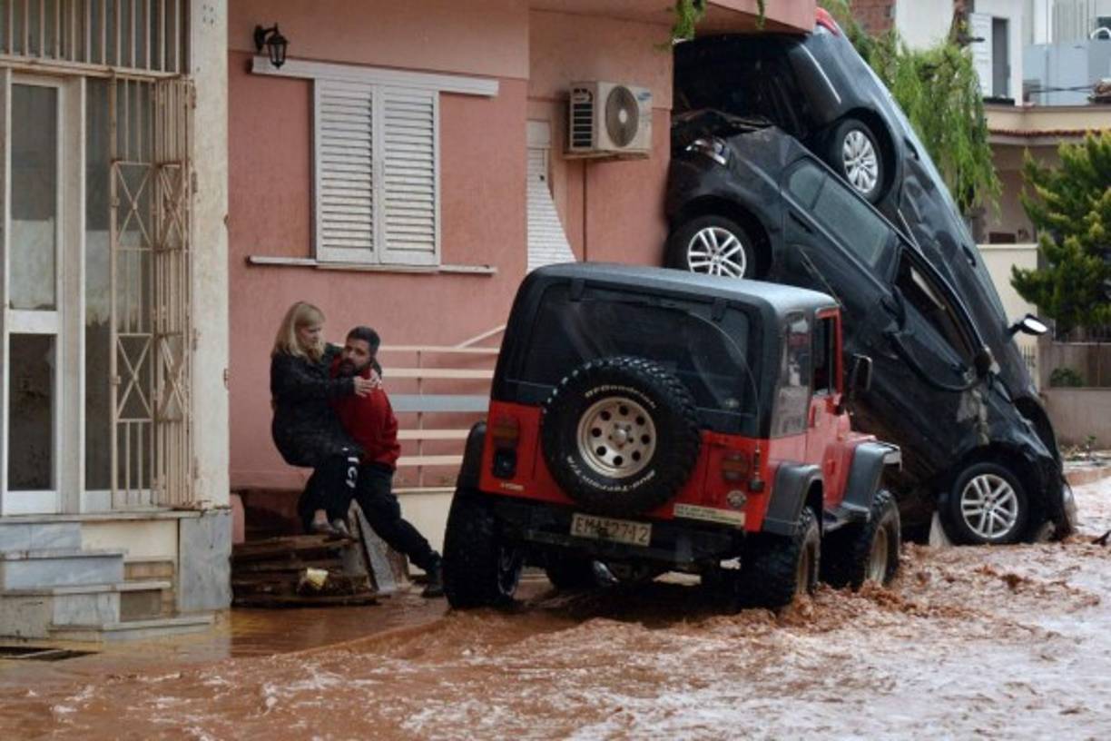 Grecia. Inundaciones apocalípticas. Lluvias torrenciales que azotaron Atenas provocaron severas inundaciones que dejaron 16 muertos.