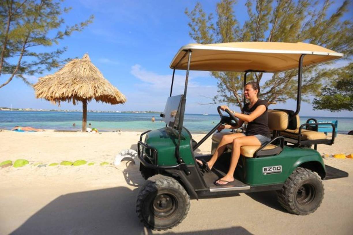 Una turista se pasea por la isla de Utila, Islas de la Bahía.