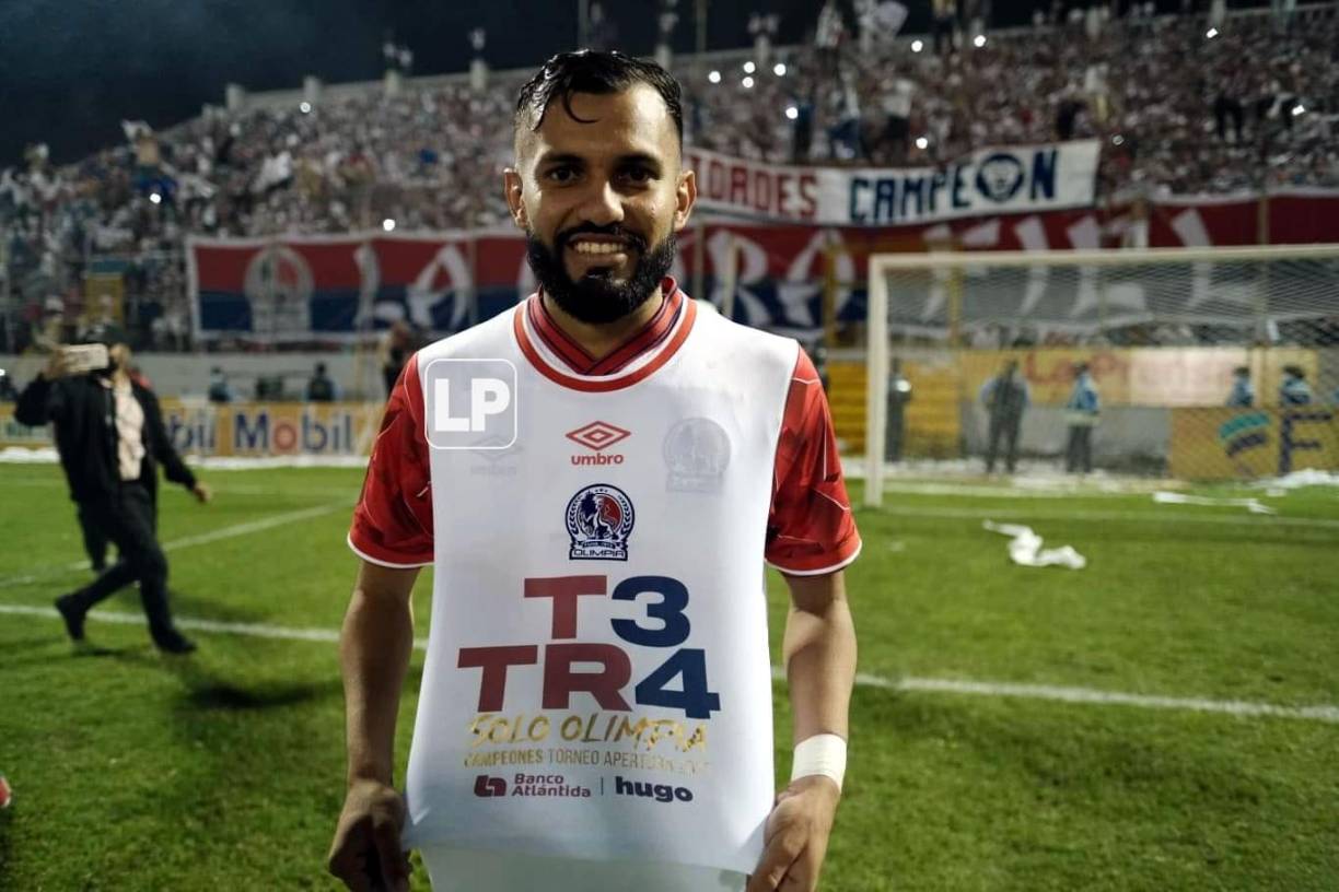 Jorge Álvarez luciendo la camiseta especial del Olimpia al lograr el tetracampeonato.