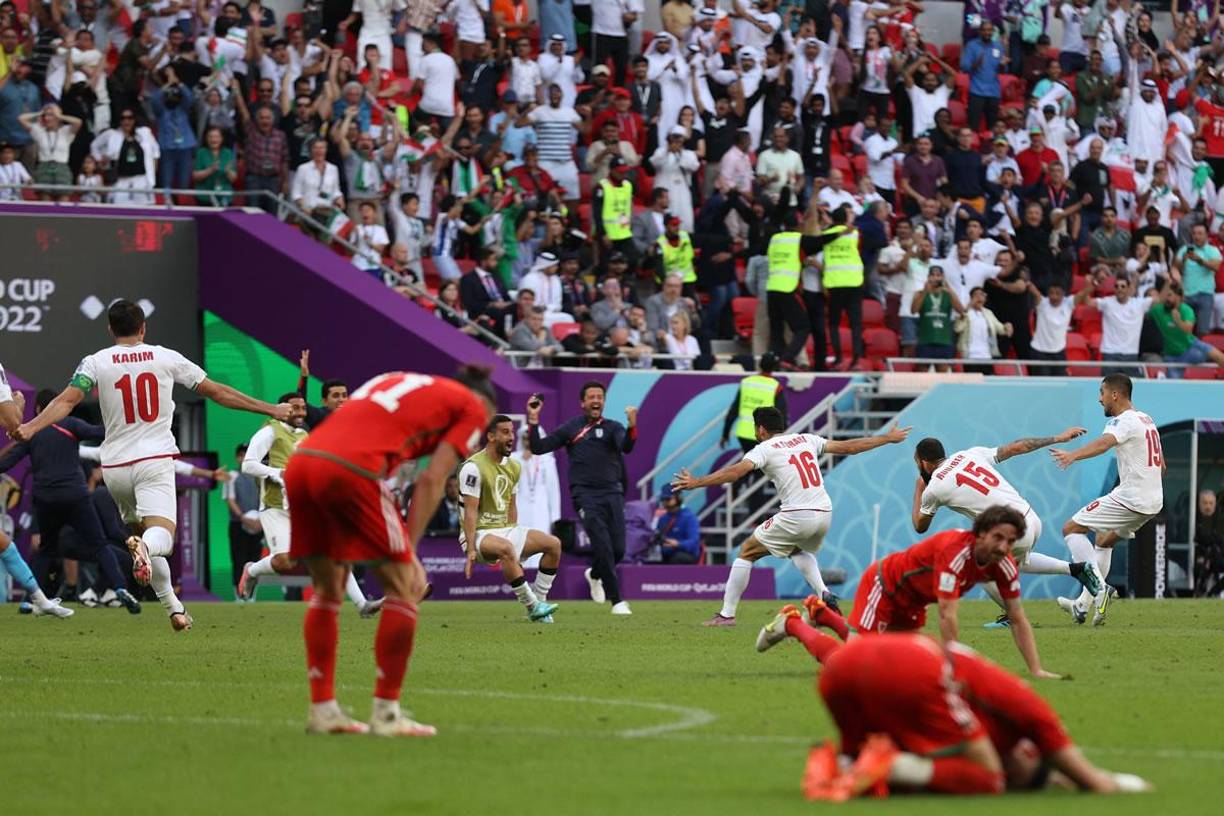 La euforia de los jugadores de Irán tras el pitazo final, celebrando el triunfo ante Gales.
