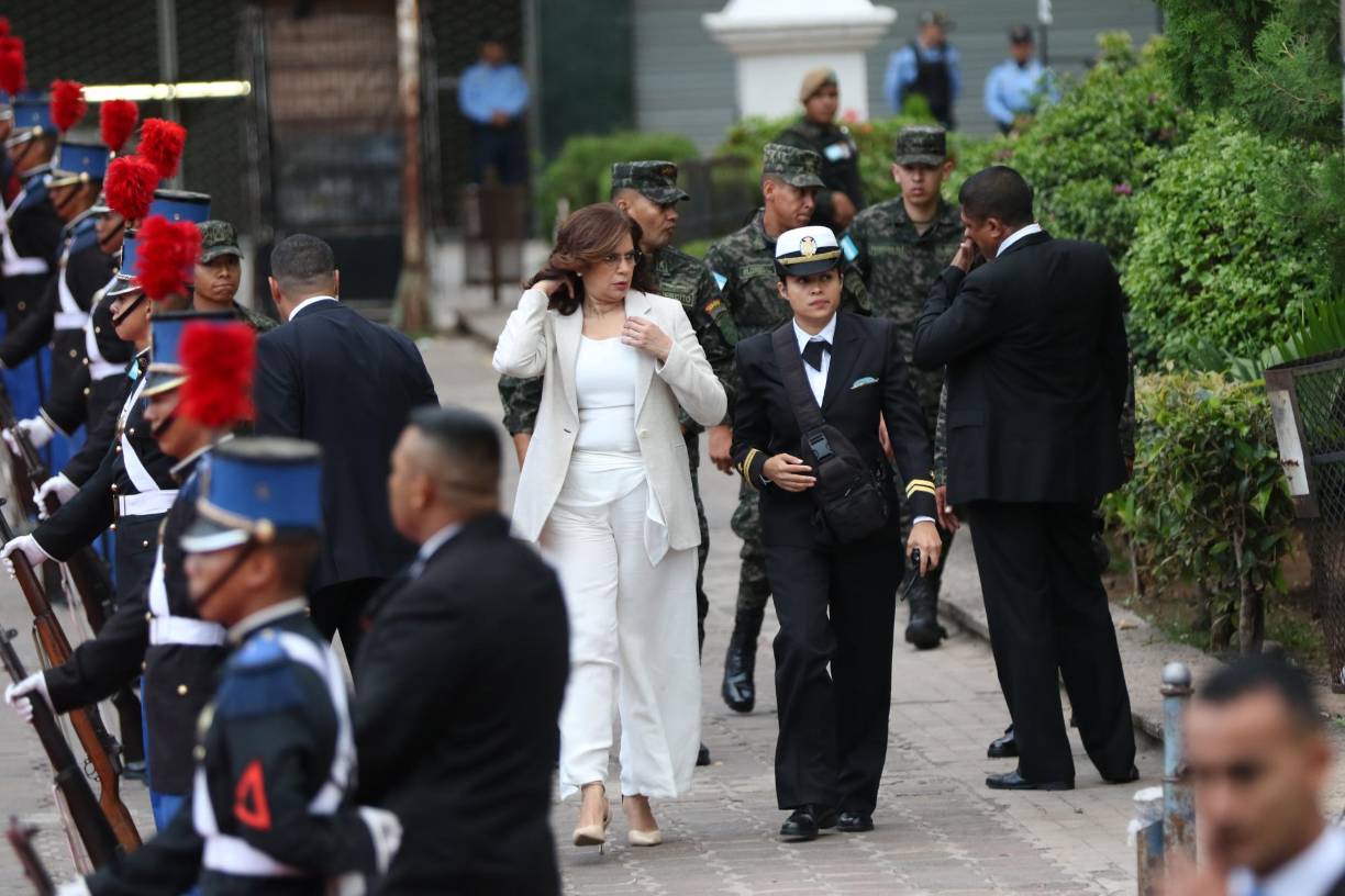 Además, se le vio muy seria mientras hizo su salida del acto cívico, que fue encabezado por la mandataria Xiomara Castro. 
