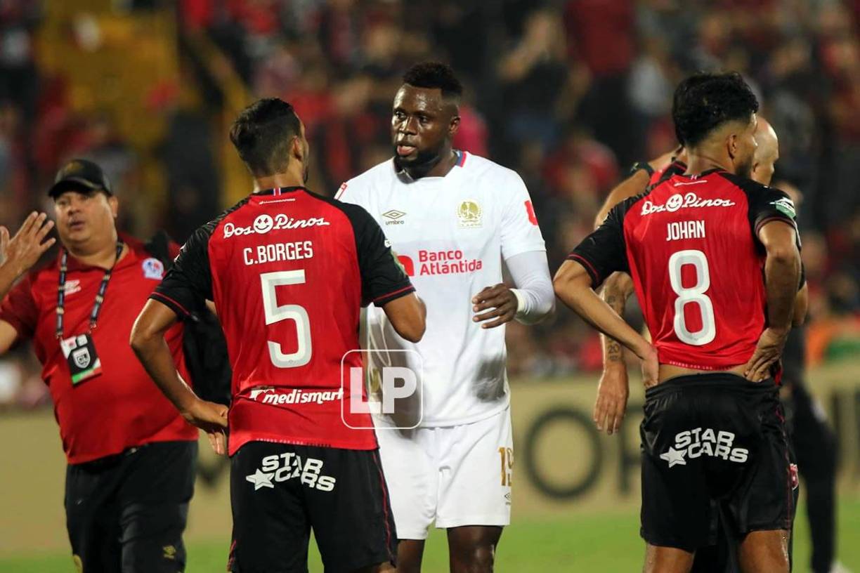 Jugadores del Olimpia, como Yustin Arboleda, tuvieron un gran gesto con los futbolistas del Alajuelense al final del partido.
