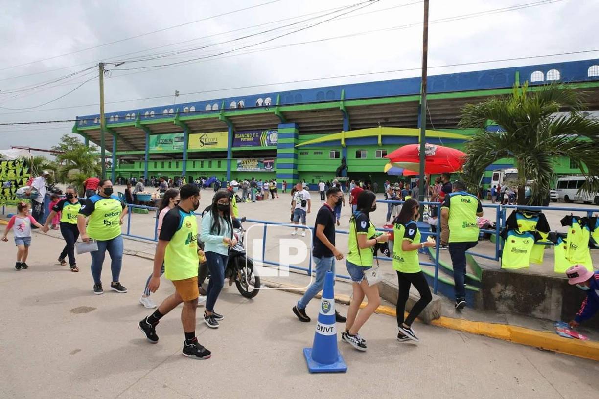 Muchos aficionados llegaron al estadio identificados con su camiseta del Olancho FC.