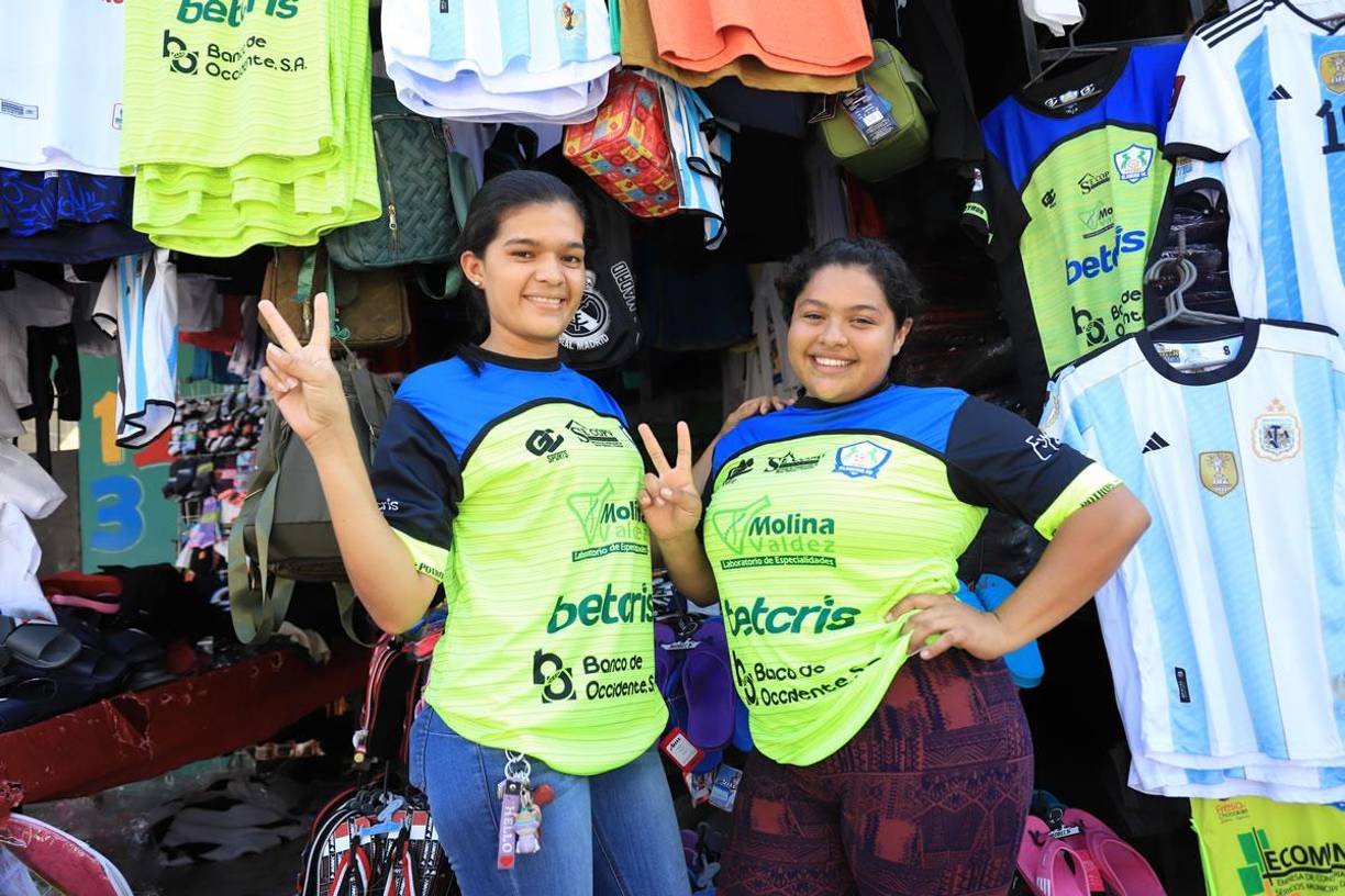 Las olanchanas que venden las camisetas de los Potros del Olancho FC, muy sonrientes posan para el lente de Diario La Prensa.