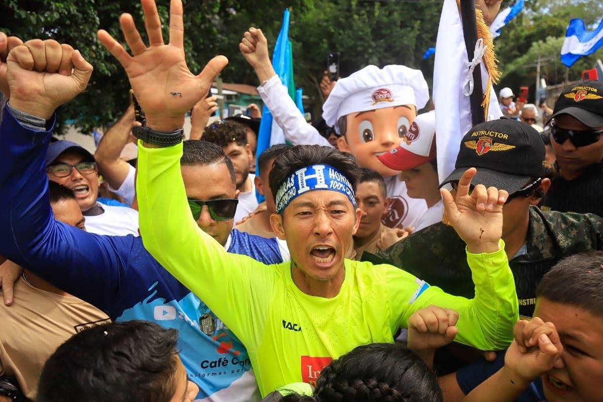 Algunos de los presentes llegaron con detalles para el creador de contenido. Una de ellas fue la marca Eurychos Coffee de Márcala, La Paz, la cual obsequió al influencer café y vino de jaboticana.