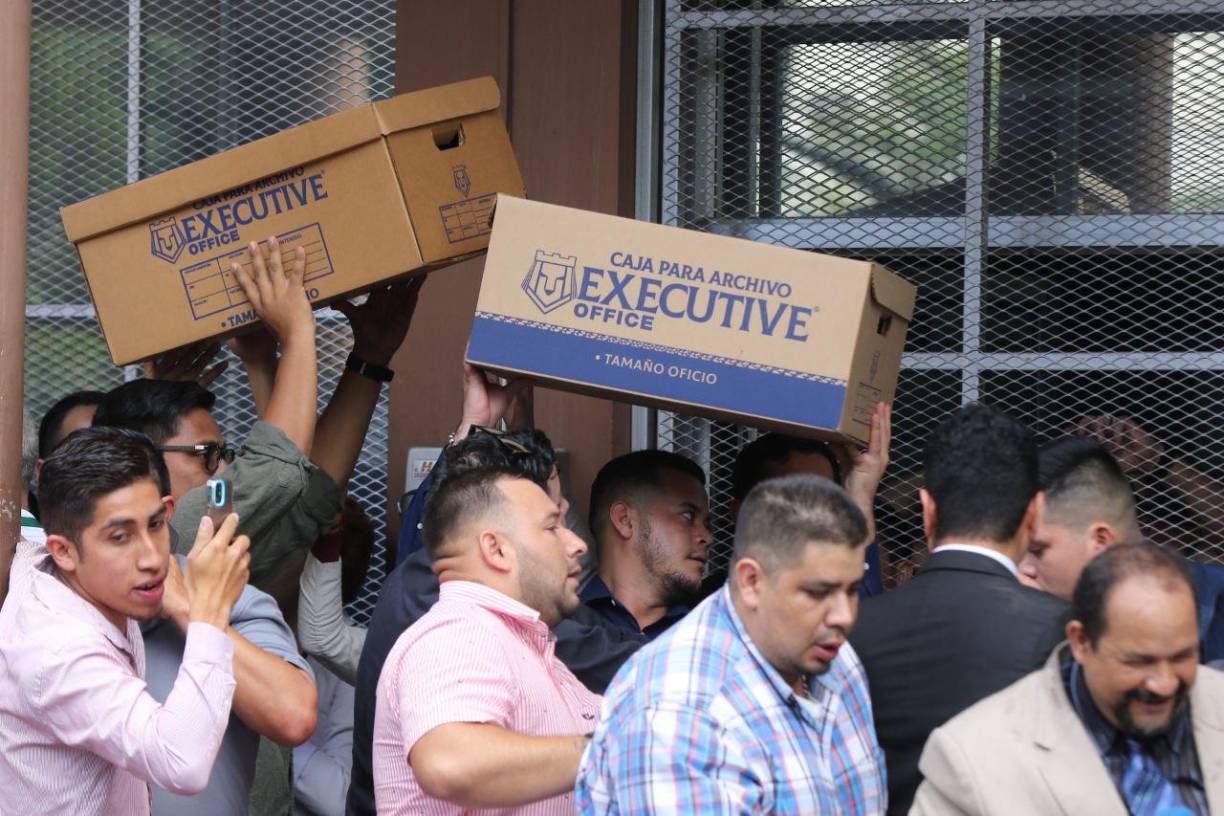 “Los casos presentados denuncian la comisión de los delitos de violaciones de deberes de los funcionarios, así como delitos fiscales, y suman un perjuicio total que ronda los 1,500 millones de lempiras en contra del Estado de Honduras”, especificó Marlon Ochoa. 