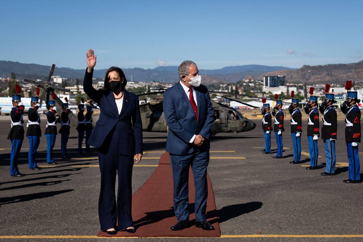 La vicepresidenta de EE.UU., Kamala Harris, llegó este jueves a Honduras para asistir a la toma de posesión de la nueva presidenta de Honduras, Xiomara Castro, con quien se reunirá justo después de su investidura para abordar la crisis migratoria de la región. 