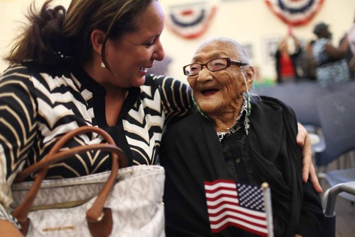 Marisela Chopite abraza a su madre, Juana Hernández en la ceremonia realizada este martes.
