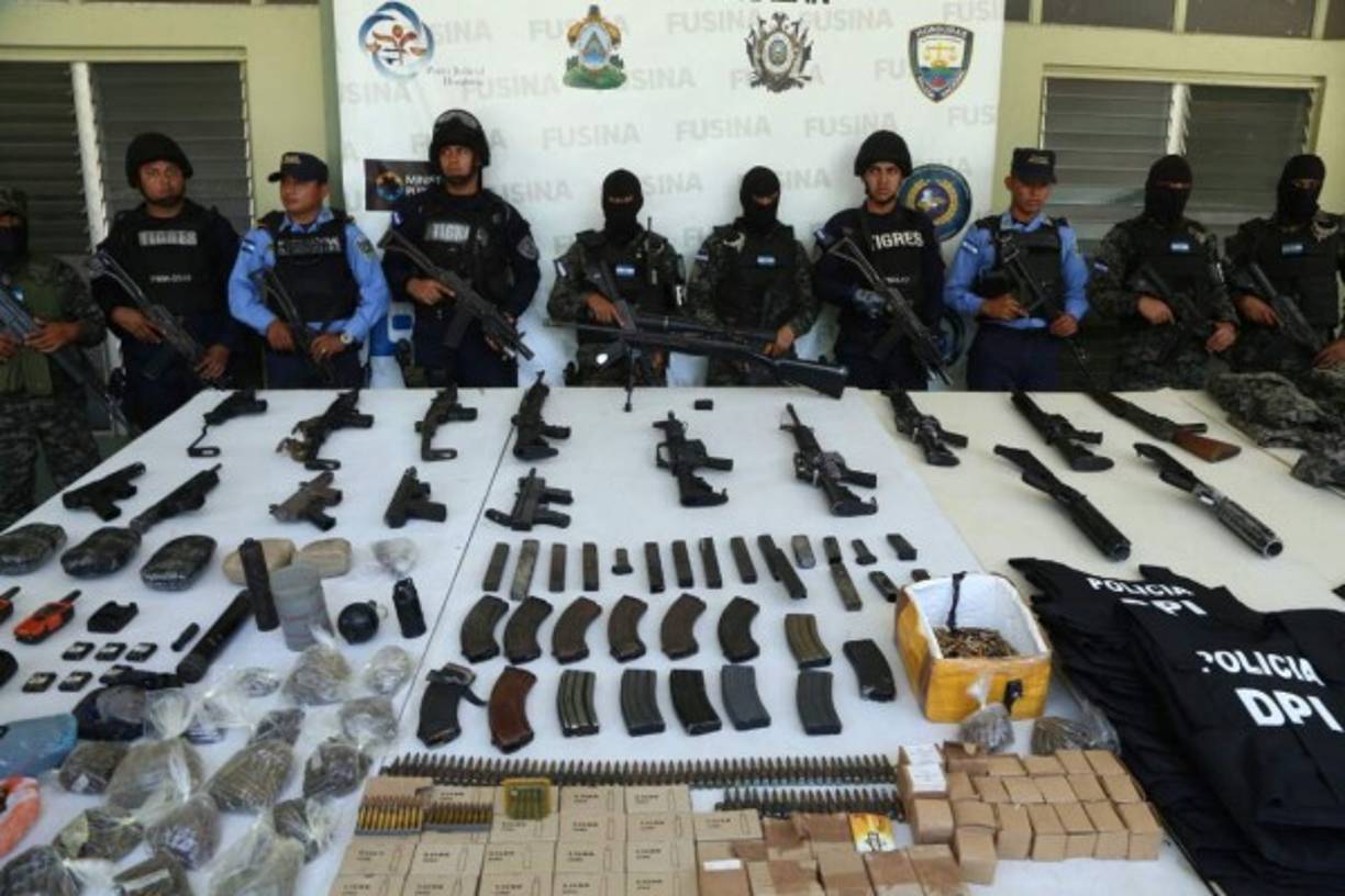 La Fuerza de Seguridad Interinstitucional Nacional (Fusina) indicó que el arsenal fue hallado en el interior de una casa de inquilinato abandonada en la ciudad de San Pedro Sula.