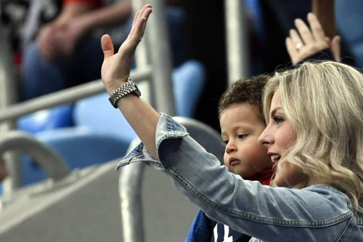 Camille Tytgat, esposa de Raphael Varane, defensa de Francia, llegó al estadio con su hijo.