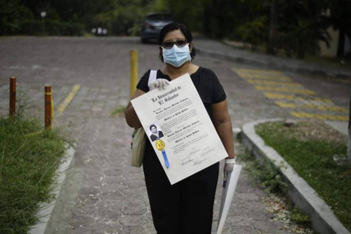 Las viseras sanitarias, fabricadas en impresoras 3D, cubren completamente la cara de las personas con una pantalla transparente, actuando como una segunda protección sobre las mascarillas comunes.