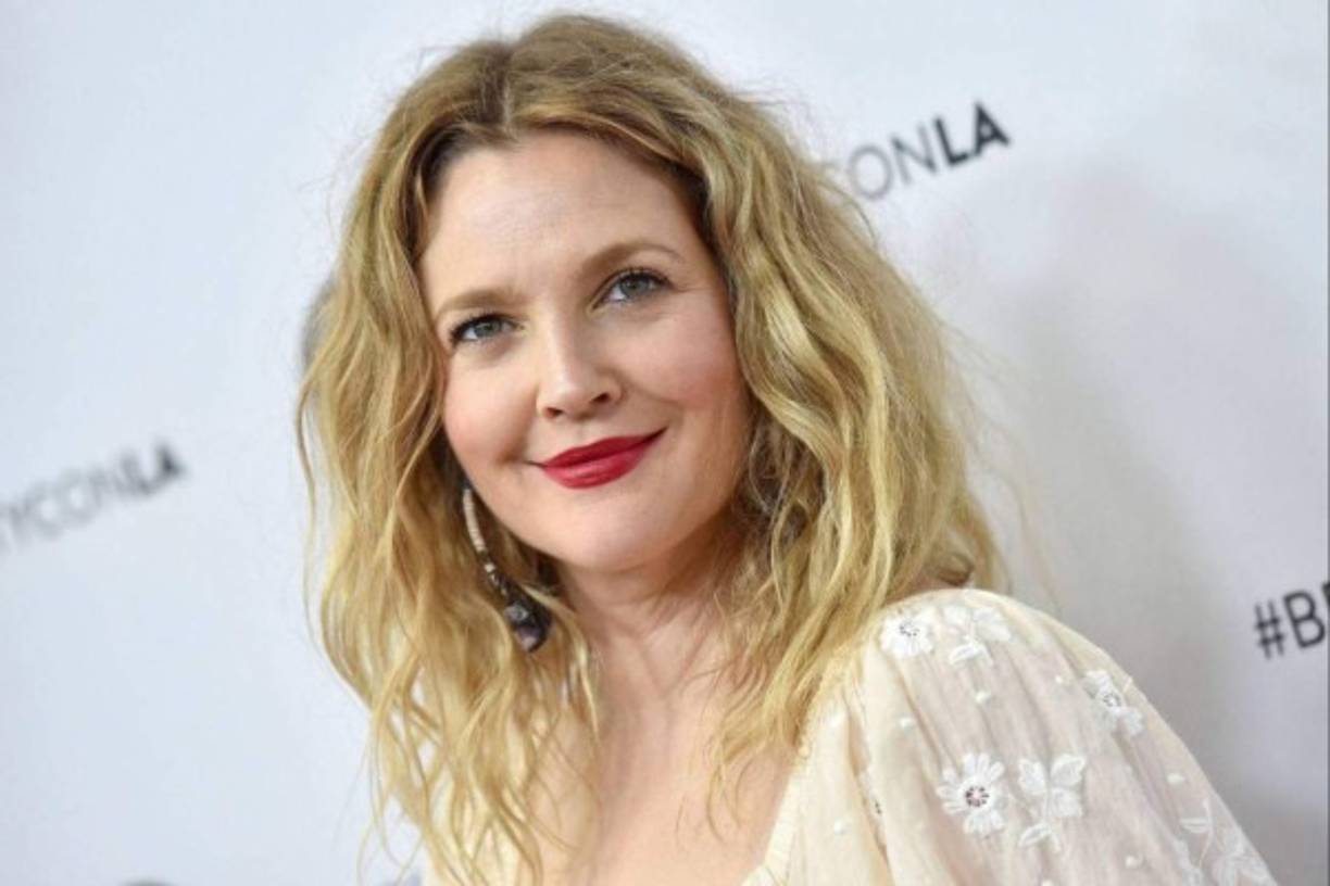 Drew Barrymore.<br/>La estrella saltó a la fama en ‘E.T.’ ciuando era una niña, lo que provocó que comenzara a frecuentar ambientes no aptos para menores. Drew empezó a consumir drogas desde su adolescencia. En el programa de Netflix ‘Norm Macdonald has a show’, el presentador le preguntó si extrañaba las sustancias psicoactivas, a lo que la actriz contestó: 'No. ¡Oh Dios!. Quiero decir, ha pasado mucho tiempo, pero no. Nada ni nadie me haría volver a tener un ataque de pánico como antes, sería una pesadilla terrible'.<br/>