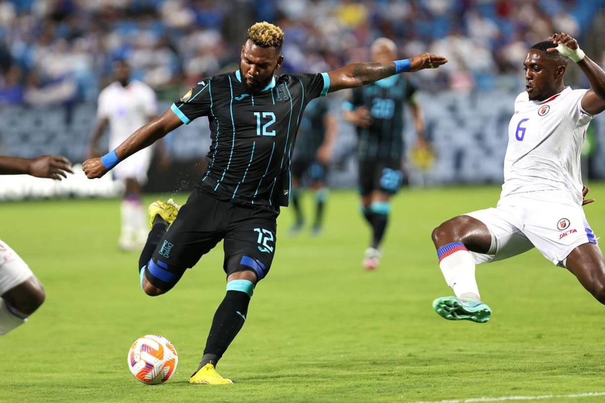 Jorge Benguché se apresta a disparar de derecha a la portería de Haití.