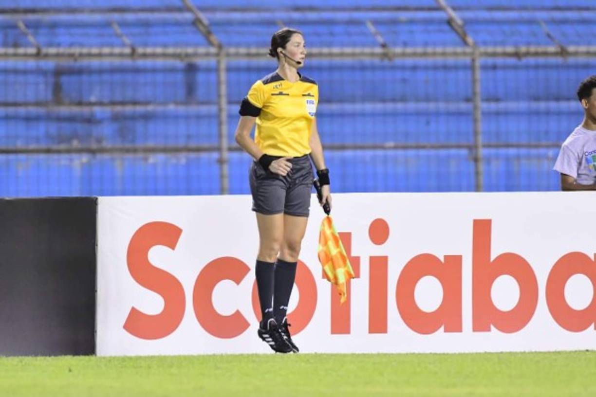 Kathryn Nesbitt es gafete FIFA desde 2016 y profesional del arbitraje a partir de 2013. Ha sobresalido por su trabajo en la NWSL (National Womens Soccer League) de Estados Unidos y eventos internacionales muy importantes. Ella ha asistido en mundiales femeninos Sub-17 y a nivel mayor, siendo su punto más alto a nivel arbitral la justa adulta de Francia 2019.