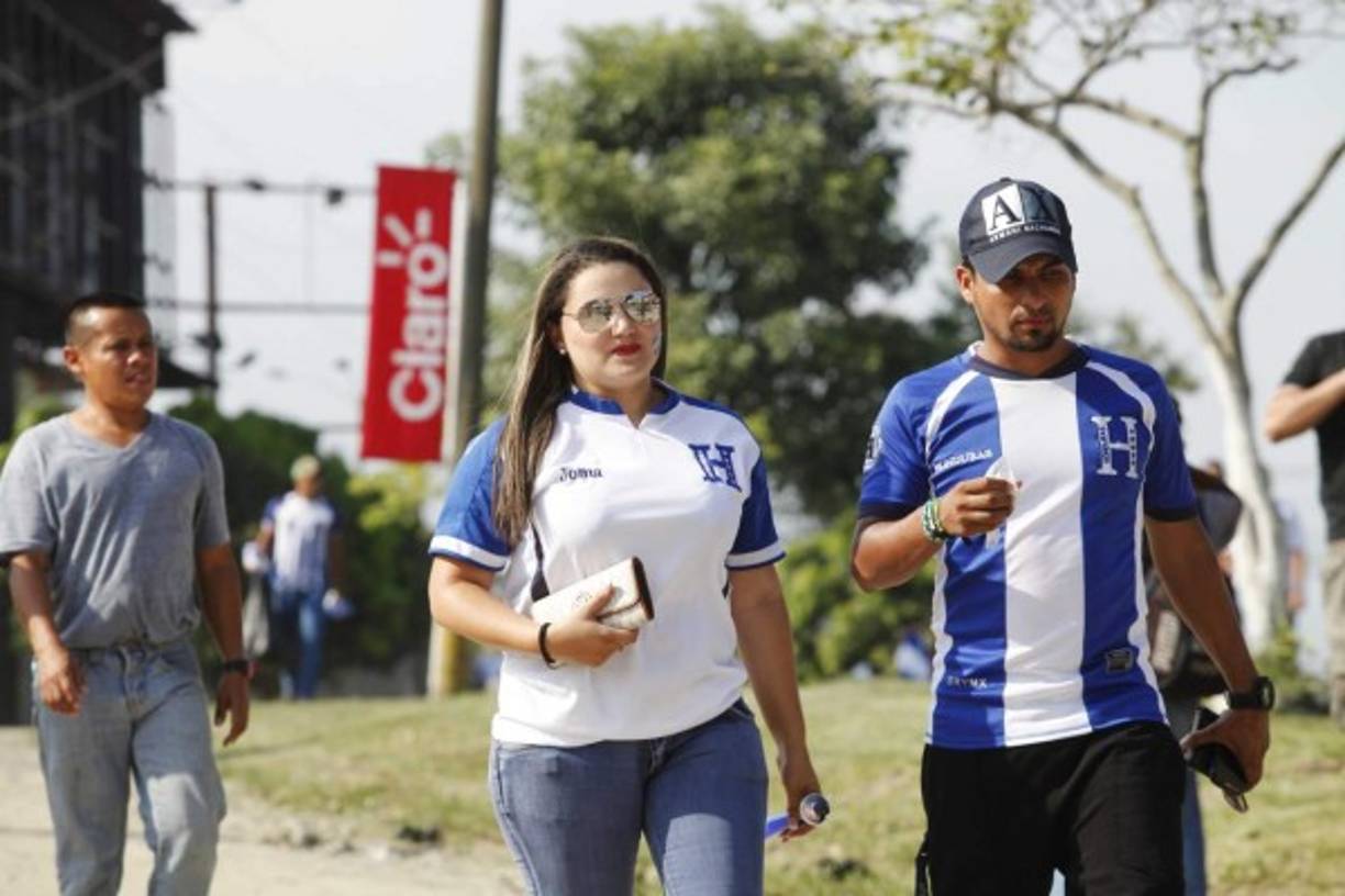 Esta pareja desde tempranas horas llegó para preparar sus gargantas y gritar por el equipo de todos.