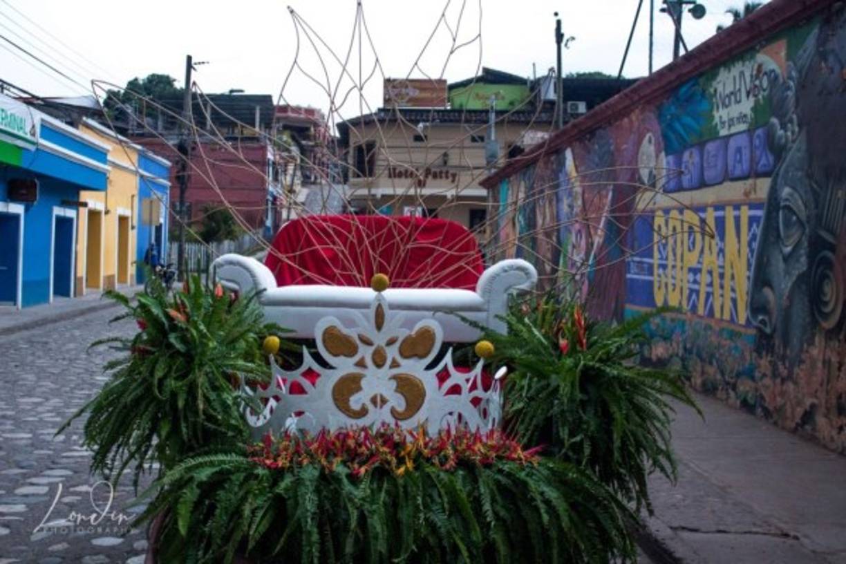 Le prepararon una bella carroza con un trono en el que se fotografió y además recorrió el centro. <br/>