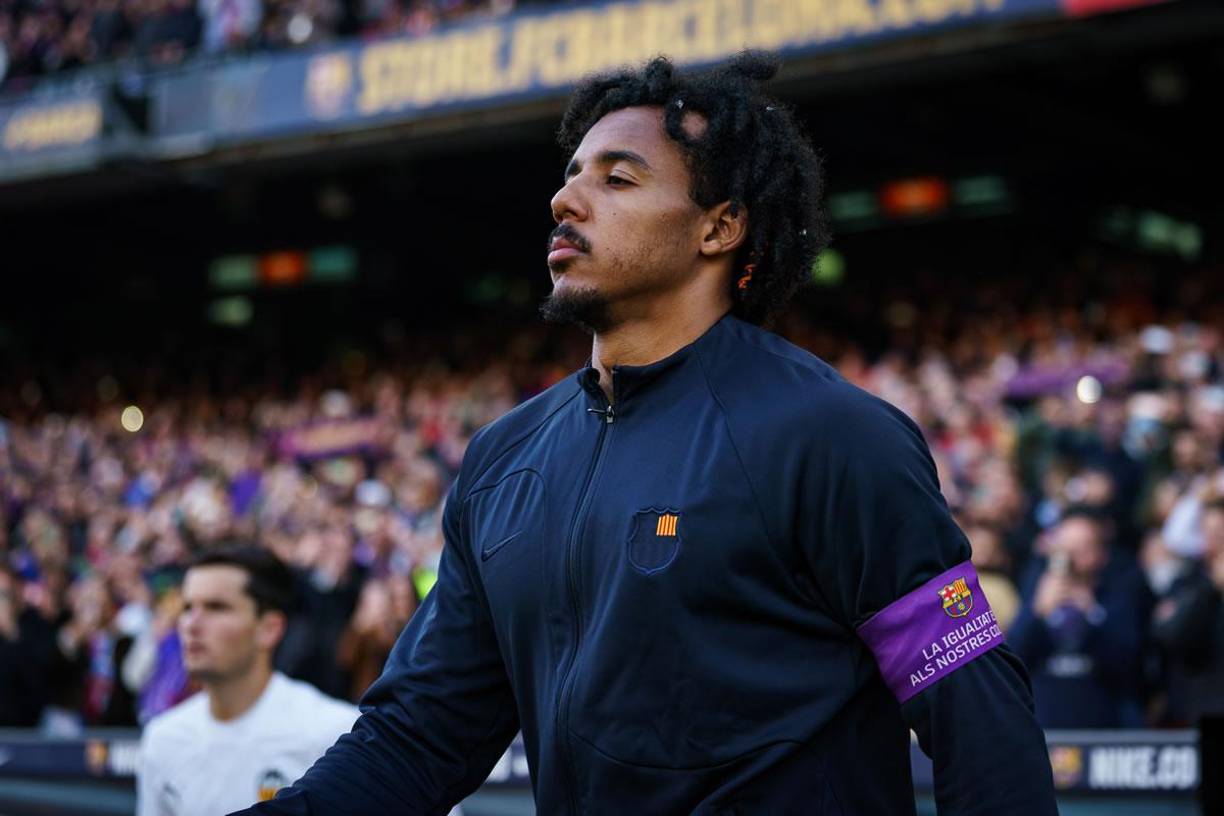 Los jugadores del Barcelona salieron a la cancha con este brazalete con el lema ‘La igualdad está en nuestros colores’ para reivindicar la igualdad en el Día Internacional de la Mujer, que se celebra el 8 de marzo.