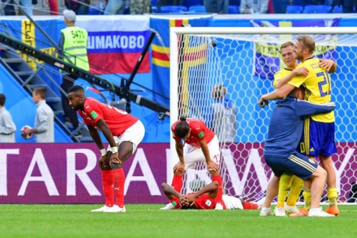 La decepción suiza y la alegría sueca. Dos escenarios en una sola imagen. Foto AFP