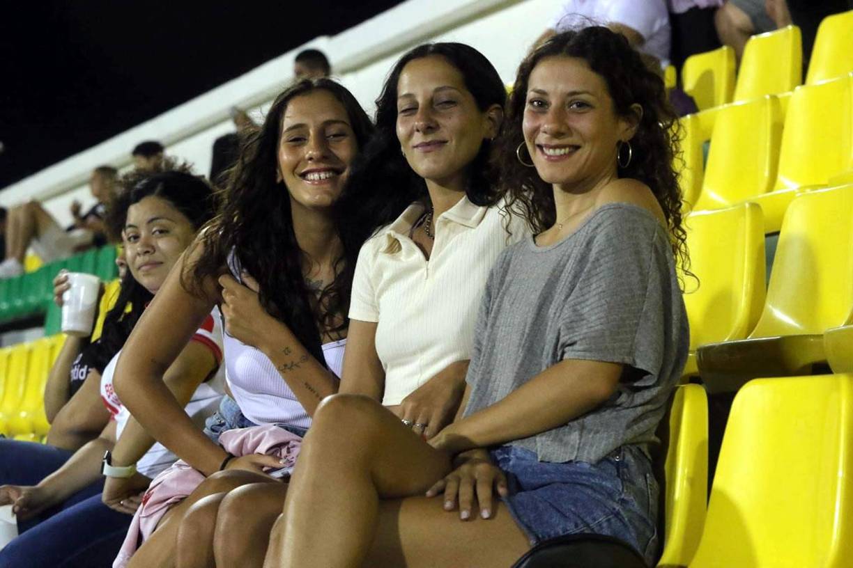 Iara, Camila y María Pía fueron sensación en las gradas del estadio Carlos Miranda de Comayagua el domingo pasado en el partido del Olimpia ante Honduras Progreso.