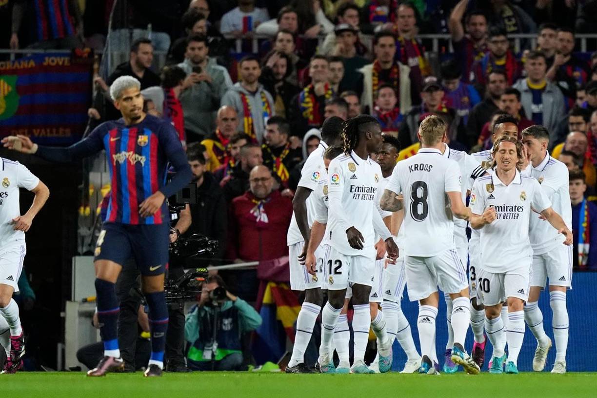 Jugadores del Real Madrid celebrando el 0-1 tras el autogol de Ronald Araújo después de un centro de Vinicius.