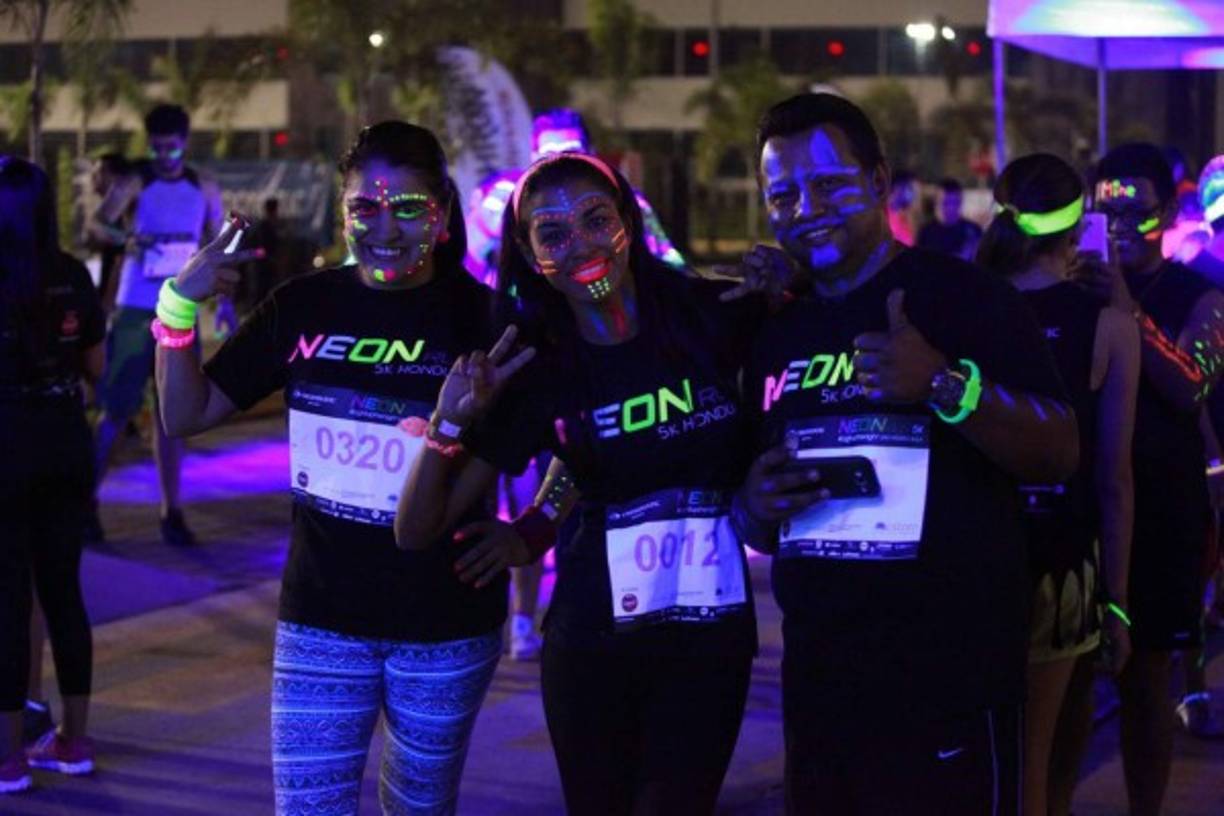 Los sampedranos irradiaron en el 'Neon Run'.