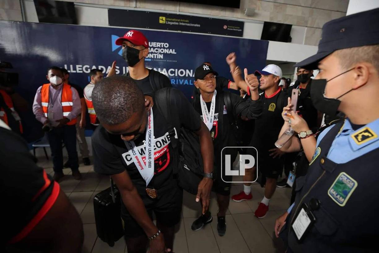 Jugadores del Olimpia se mostraron contentos por el gran recibimiento que les dio la afición olimpista.