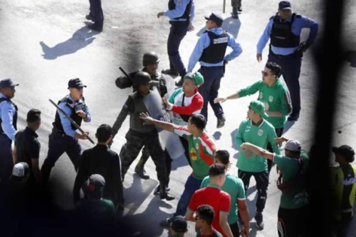 Los hinchas verdolaga se aprestaban a ingresar a tendidos populares, donde les tocaba acomodarse en este duelo cuando se encontraron con los merengues.
