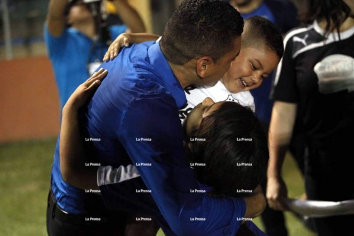 Luis Alvarado celebrando con su familia.