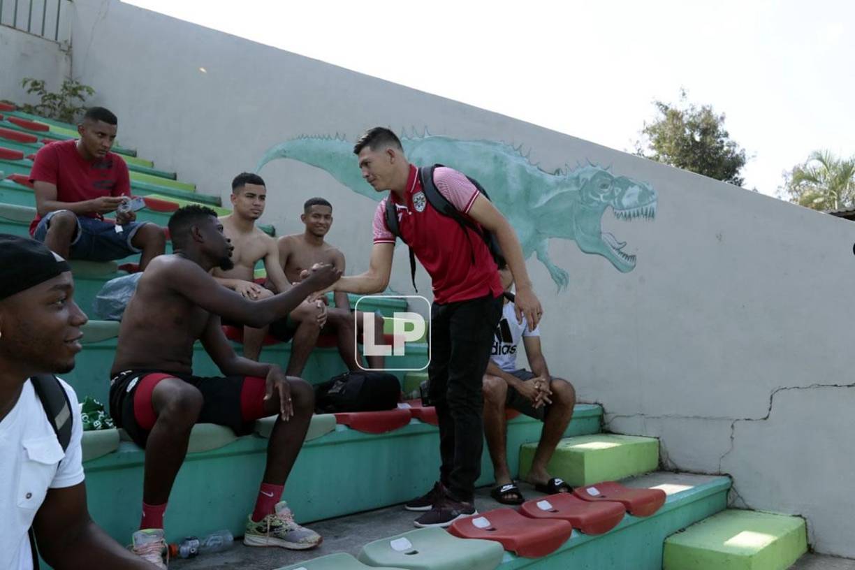 Francisco Martínez saludó uno a uno a sus nuevos compañeros.