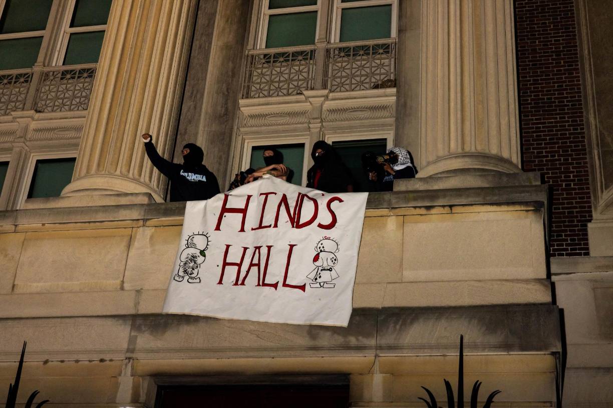 “Ocupar un edificio es un pequeño riesgo comparado con la resistencia diaria de los palestinos en Gaza”, dijo el grupo de estudiantes <b>Columbia</b> University Apartheid Divest en un comunicado, añadiendo que el inmueble fue renombrado Hall de Hind en honor a una niña de seis años que murió durante la guerra en el territorio palestino.