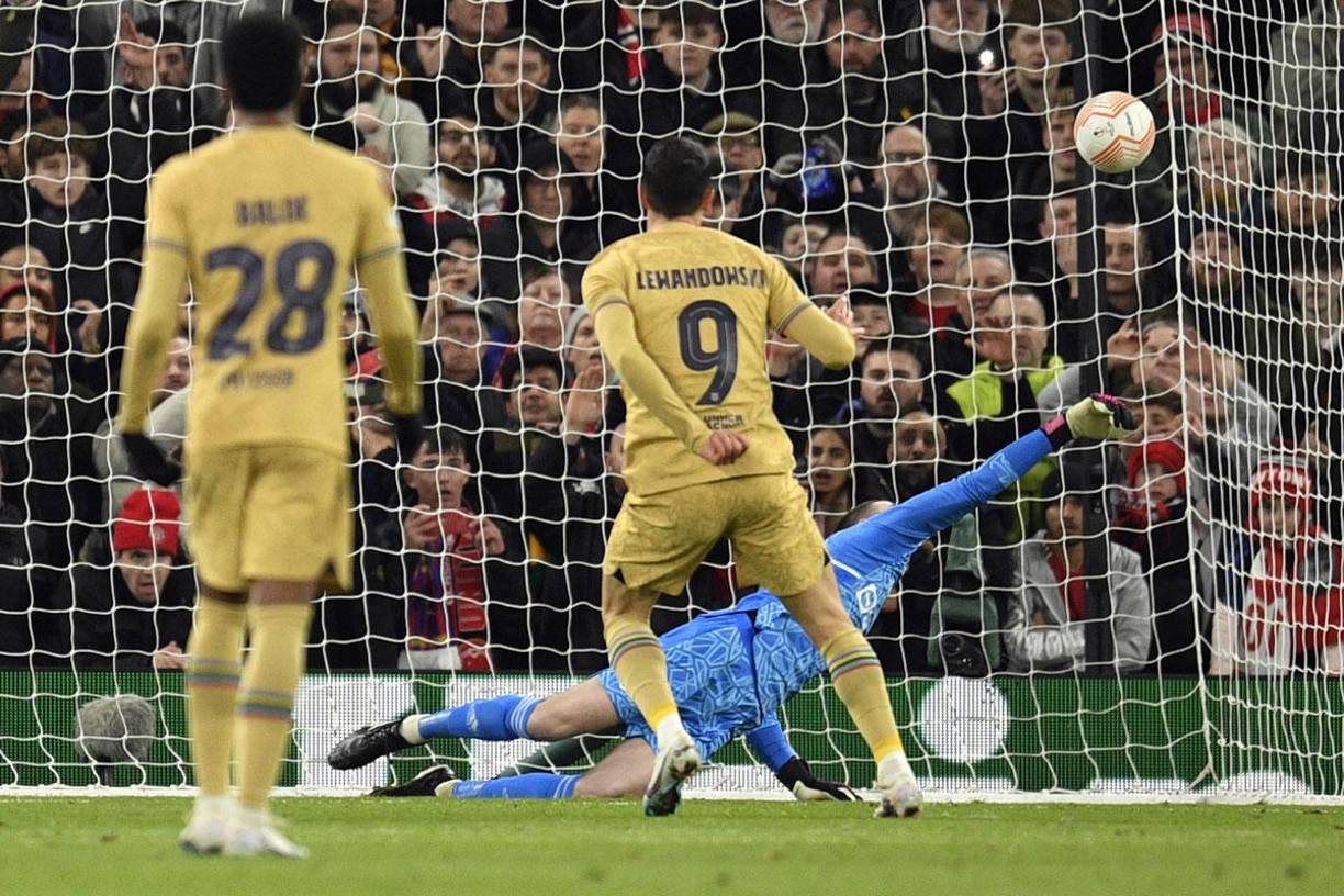 David De Gea adivinó el lanzamiento de Robert Lewandowski y alcanzó a tocar el balón, pero no pudo evitar que terminara en el fondo de su portería.