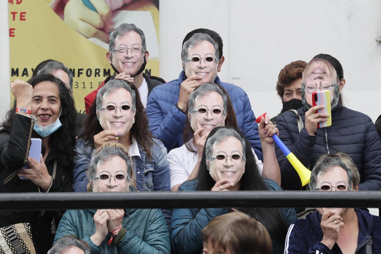 Esta es la elección más reñida de los últimos tiempos en Colombia, ya que las encuestas dan un empate técnico entre Gustavo Petro, senador y exalcalde de Bogotá, y candidato de la coalición de izquierdas Pacto Histórico, y Rodolfo Hernández, exalcalde de Bucaramanga, y abanderado de la Liga de Gobernantes Anticorrupción.