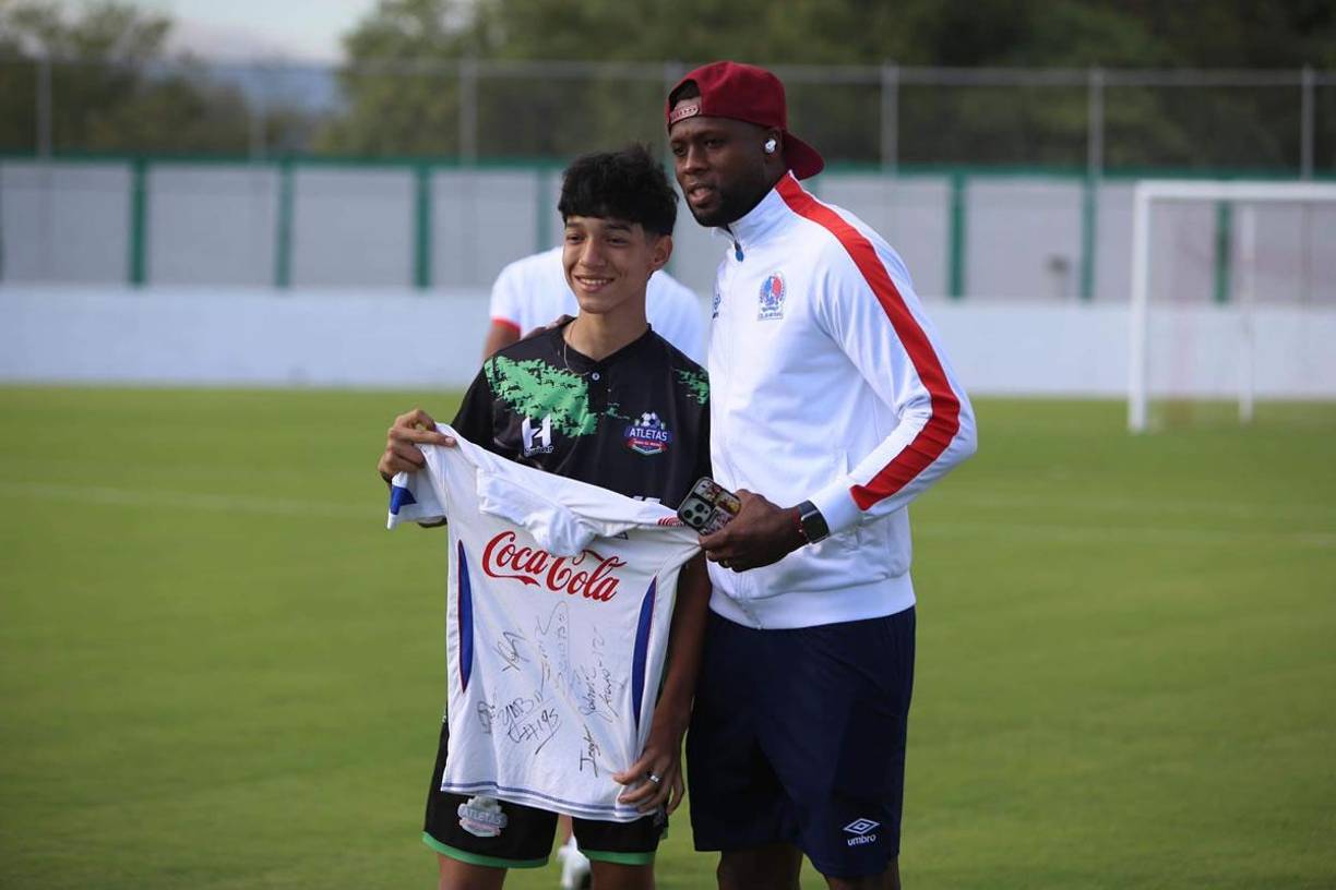 Yustin Arboleda mostró su lado humilde antes del partido y se tomó fotos con los aficionados del Olimpia.