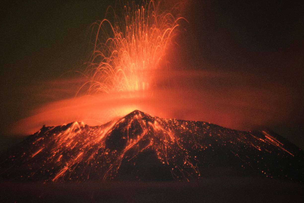 Las autoridades mexicanas elevaron el nivel de alerta para el <b>volcán</b> Popocatépetl (centro), ante una creciente actividad que podría afectar la aviación y a poblaciones incluso alejadas por el lanzamiento de fragmentos.