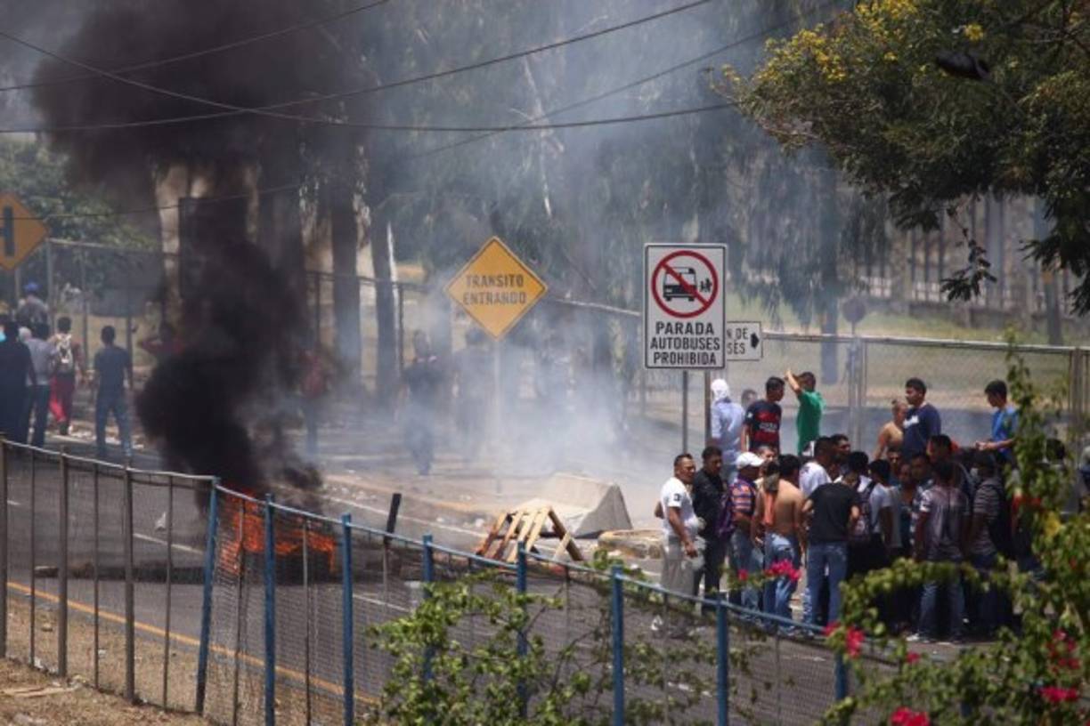 Los manifestantes están firmes y se niegan a abandonar el bulevar.