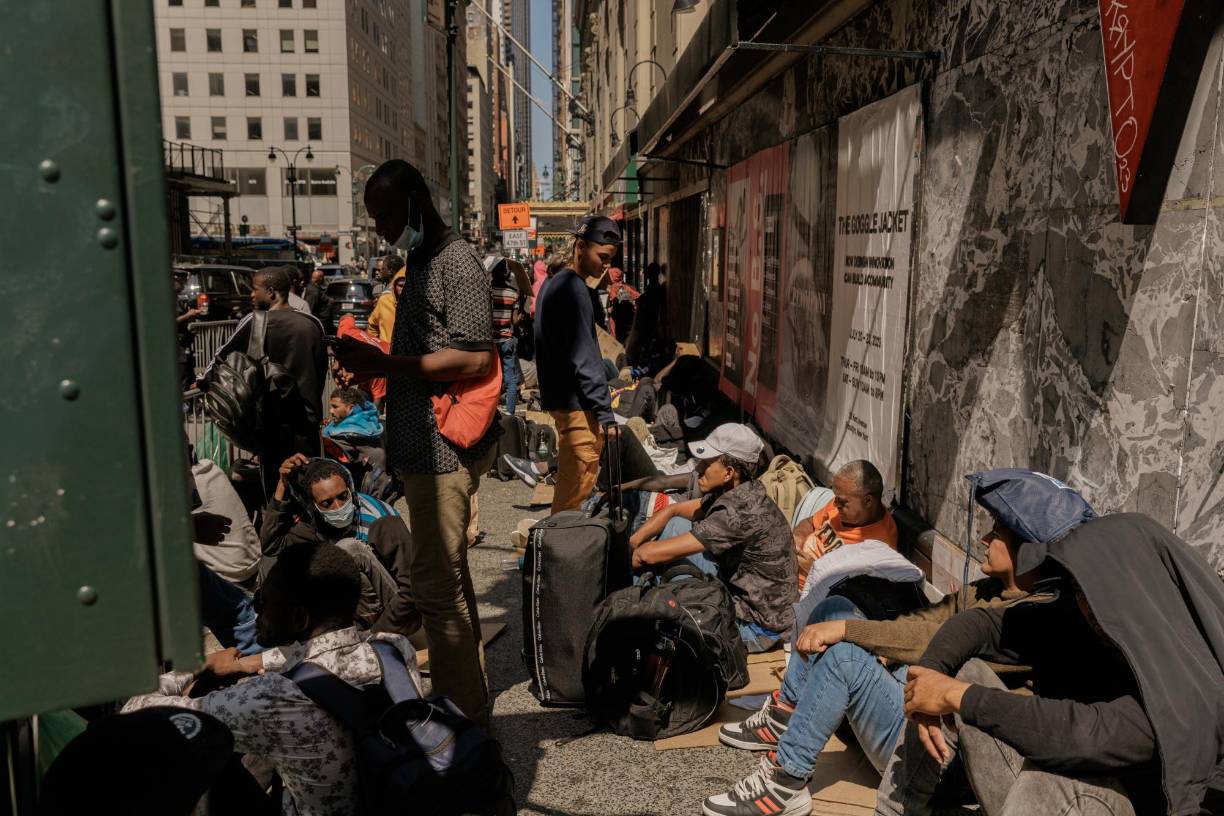 Un número histórico de solicitantes de asilo procedentes de todo el mundo han llegado a Nueva York a lo largo de más de un año, lo que casi ha duplicado la población de personas sin hogar de la ciudad en un enorme frenesí: más de 100.000 personas viven ahora en albergues de la ciudad. 
