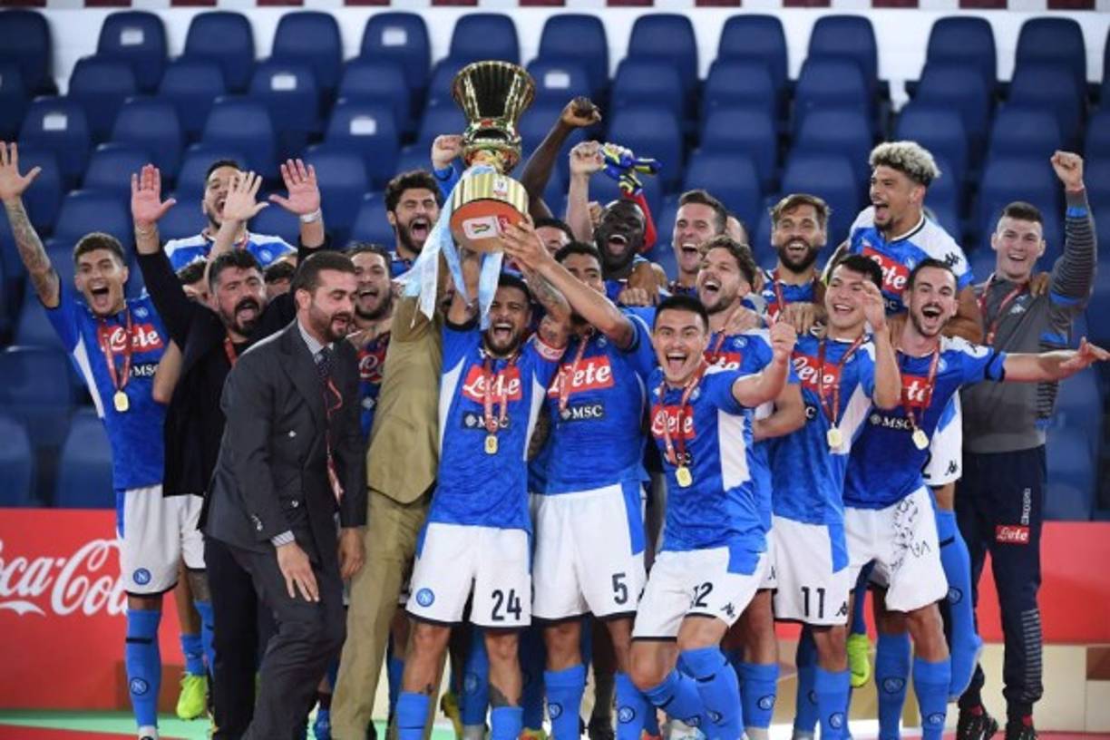 Los jugadores del Napoli celebrando con el trofeo de campeones de la Copa Italia.