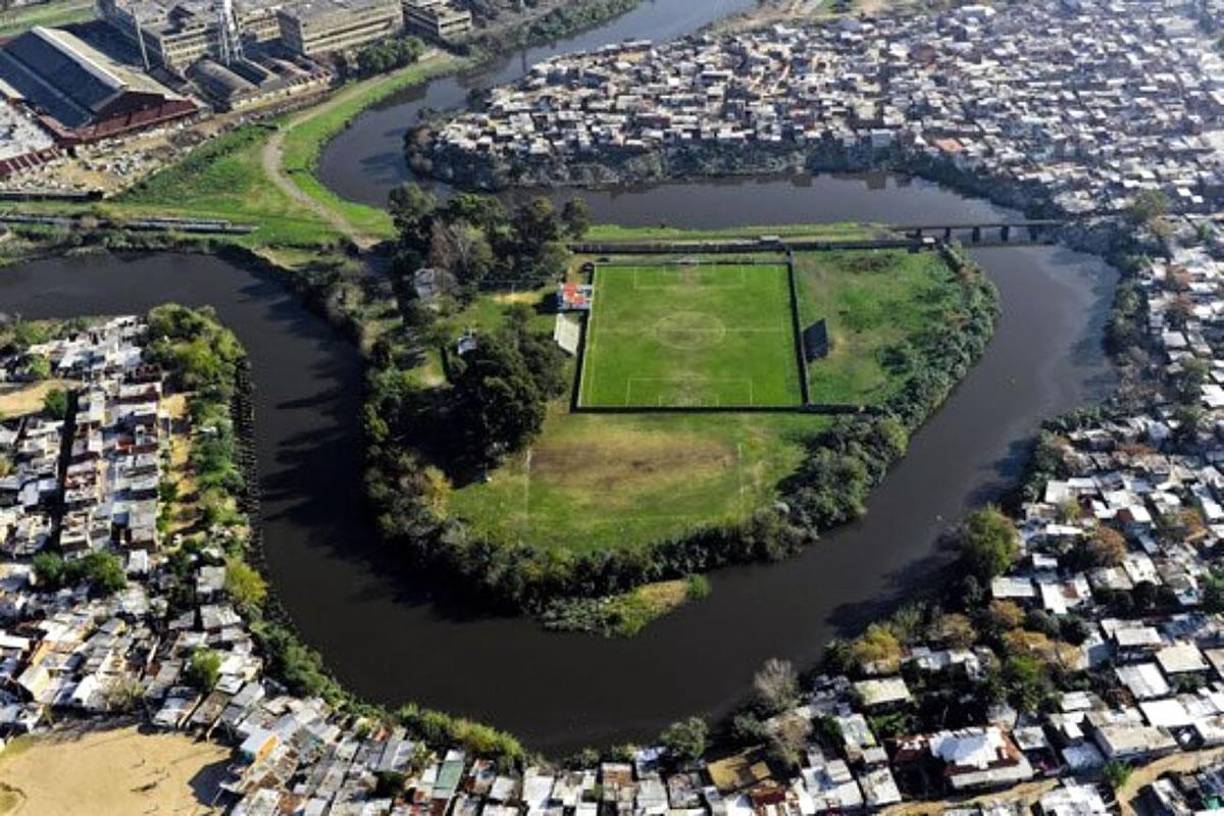 El Estadio Saturnino Moure se ubica en el río Matanza Riachuelo que atraviesa parte de la ciudad de Buenos Aires y, en ese curso, se desprende un meandro único. En ese espacio de tierra se sitúa el reciento que es la casa del Club Atlético Victoriano Arenas.