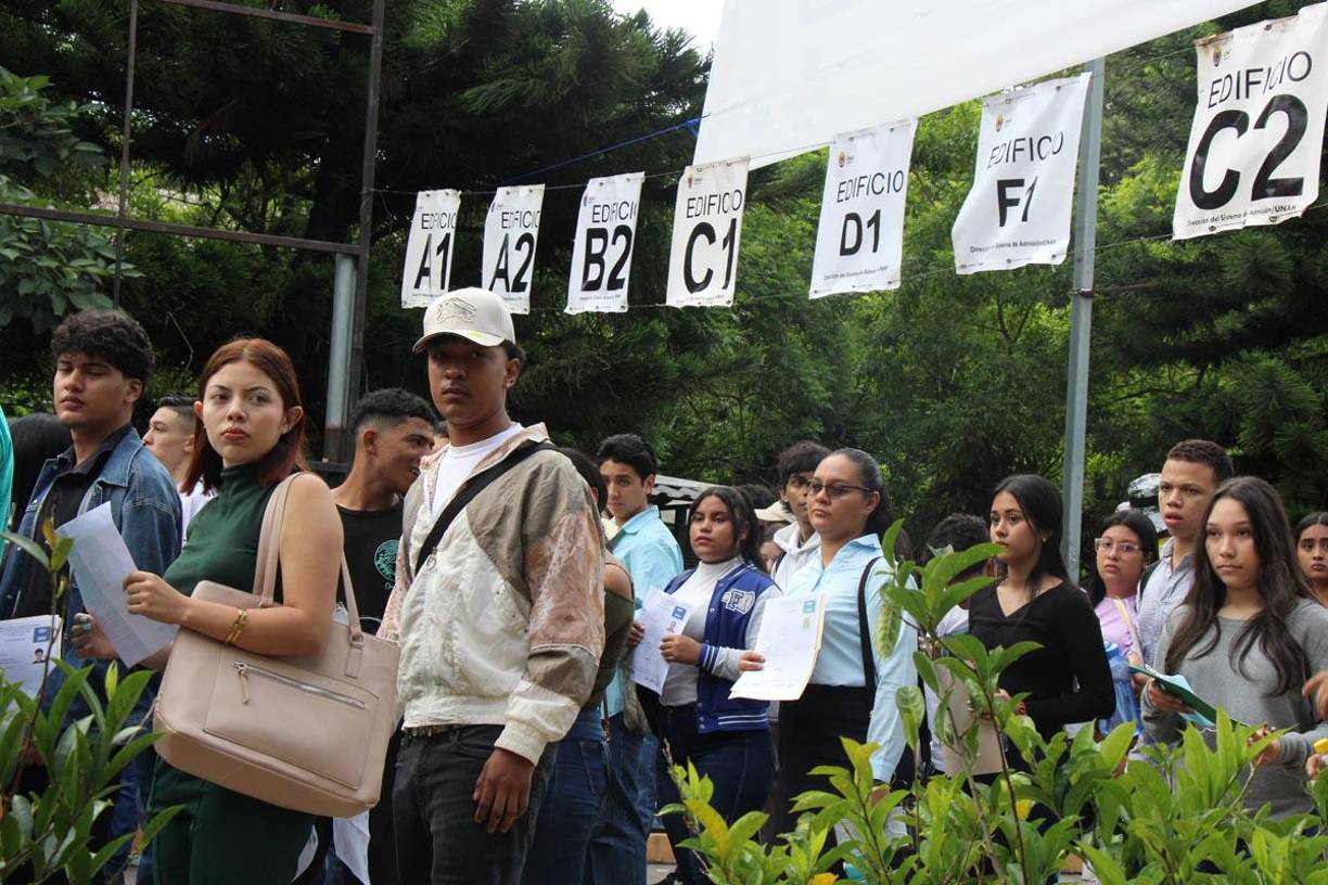 Los aspirantes que no sean admitidos en este segundo proceso de admisión por no alcanzar el puntaje mínimo de admisión de 700 puntos tendrán la oportunidad de ingresar a la Unah bajo las condiciones de la Matrícula Excepcional aprobadas por Consejo Universitario. 