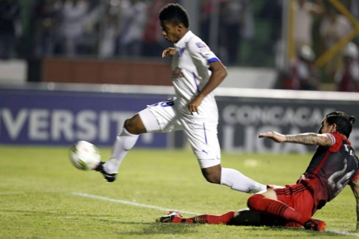 Anthony Lozano se anticipó al defensa Liam Ridgewell en el centro de Omar Guerra para el 2-0.