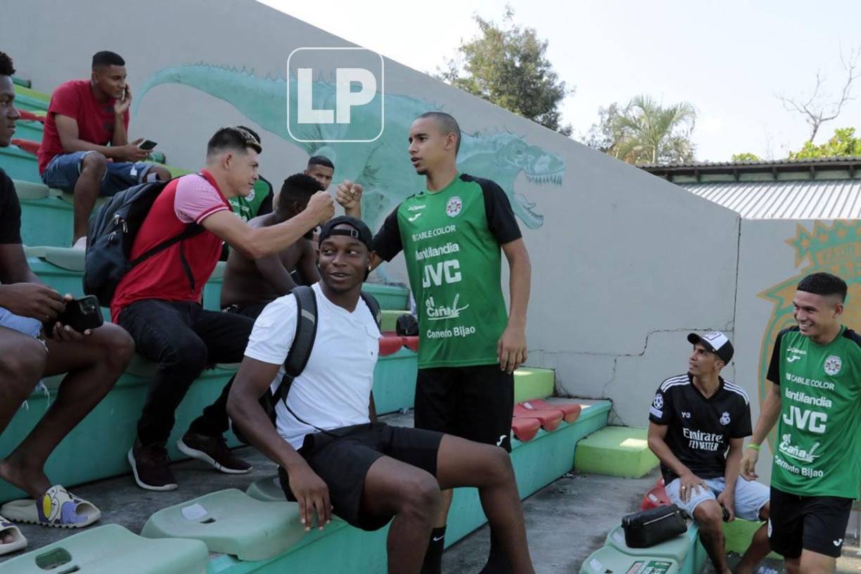 Francisco Martínez saludó uno a uno a sus nuevos compañeros.