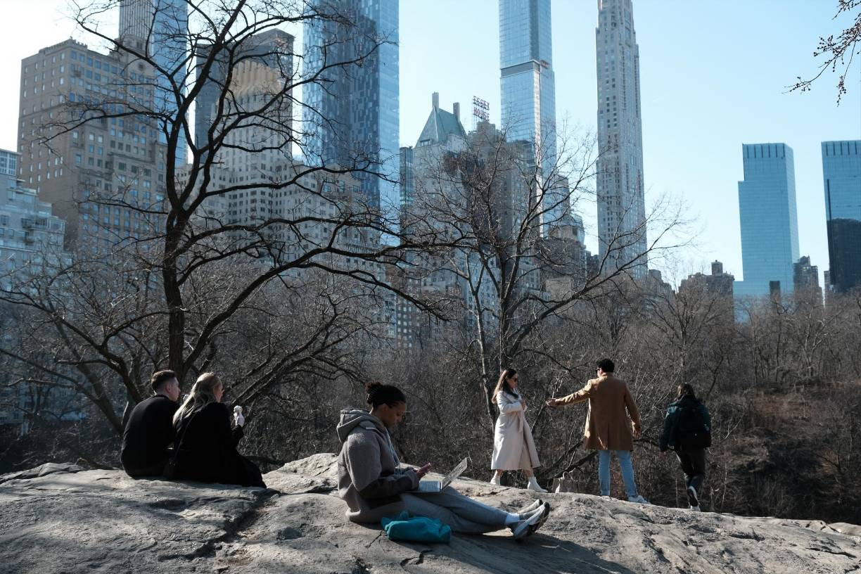 NEW YORK, NEW YORK - FEBRUARY 15: People enjoy an afternoon in Central Park in Manhattan on an unseasonably warm afternoon on February 15, 2023 in New York City. New York City and much of the East Coast have been experiencing warmer than usual temperatures this winter. There has been little to no snowfall in many areas and temperatures are expected to reach the 60's today and tomorrow in New York City. Spencer Platt/Getty Images/AFP (Photo by SPENCER PLATT / GETTY IMAGES NORTH AMERICA / Getty Images via AFP)