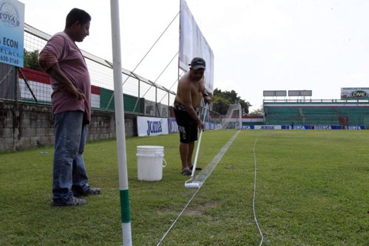 Empleados pintaron la grama del estadio Yankel Rosenthal.