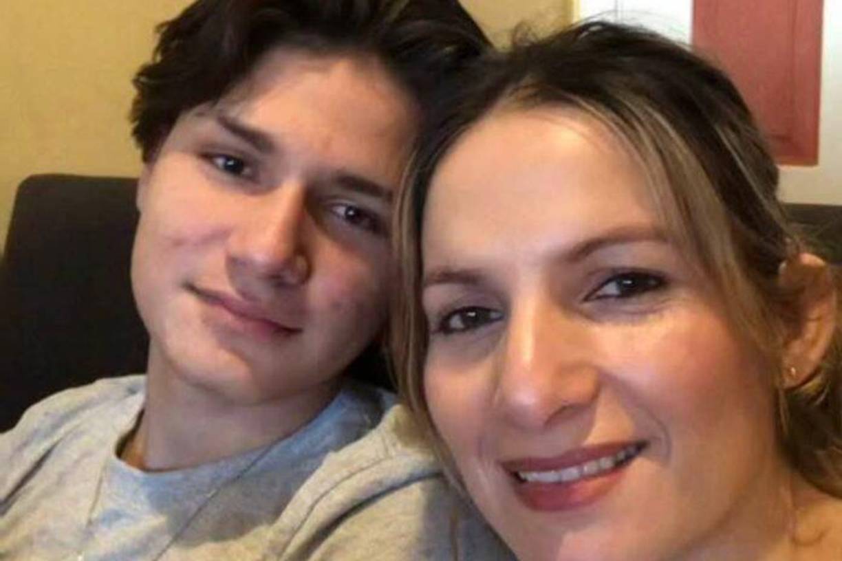 El joven, quien solía ayudar a su madre en su negocio de limpieza, ahora enfrenta el desafío de convertirse en el principal apoyo emocional y económico de su familia.