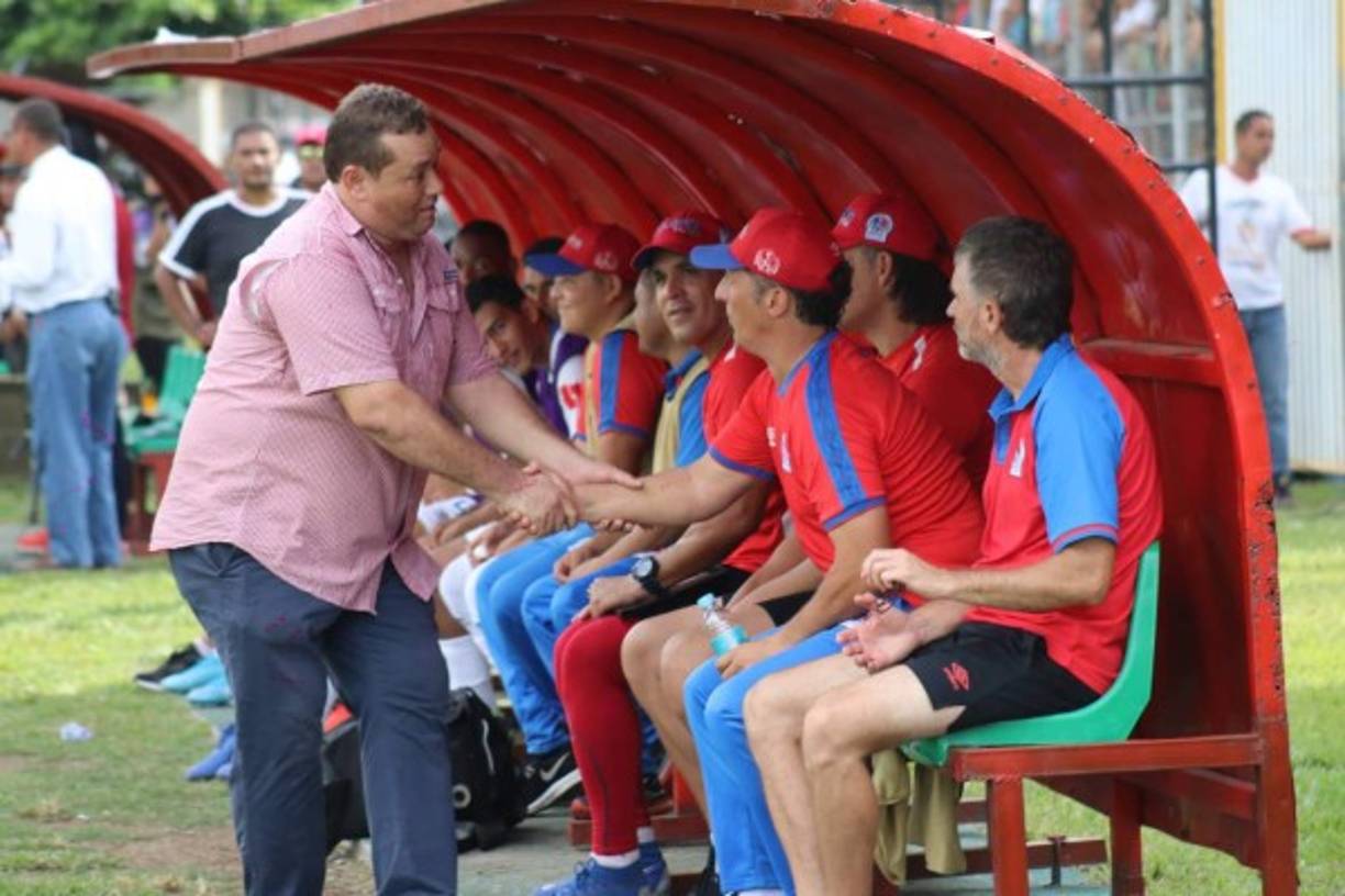 Ricardo Elencoff, presidente de la Real Sociedad, saludando al entrenador del Olimpia, Pedro Troglio, antes del inicio del partido en Tocoa.