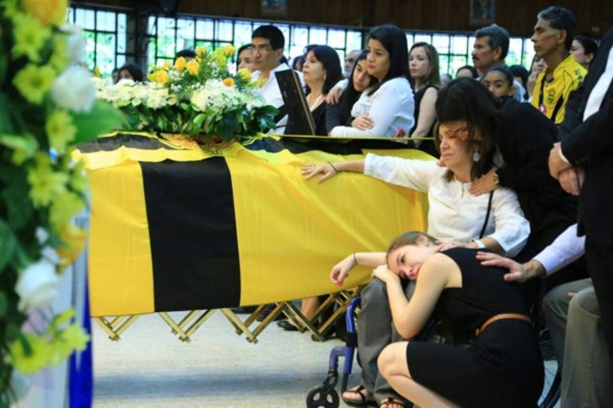 Mario Verdial fue acompañado en su última morada por su familia, amigos y aficionados del equipo de sus amores, Real España. Foto: Jordan Perdomo