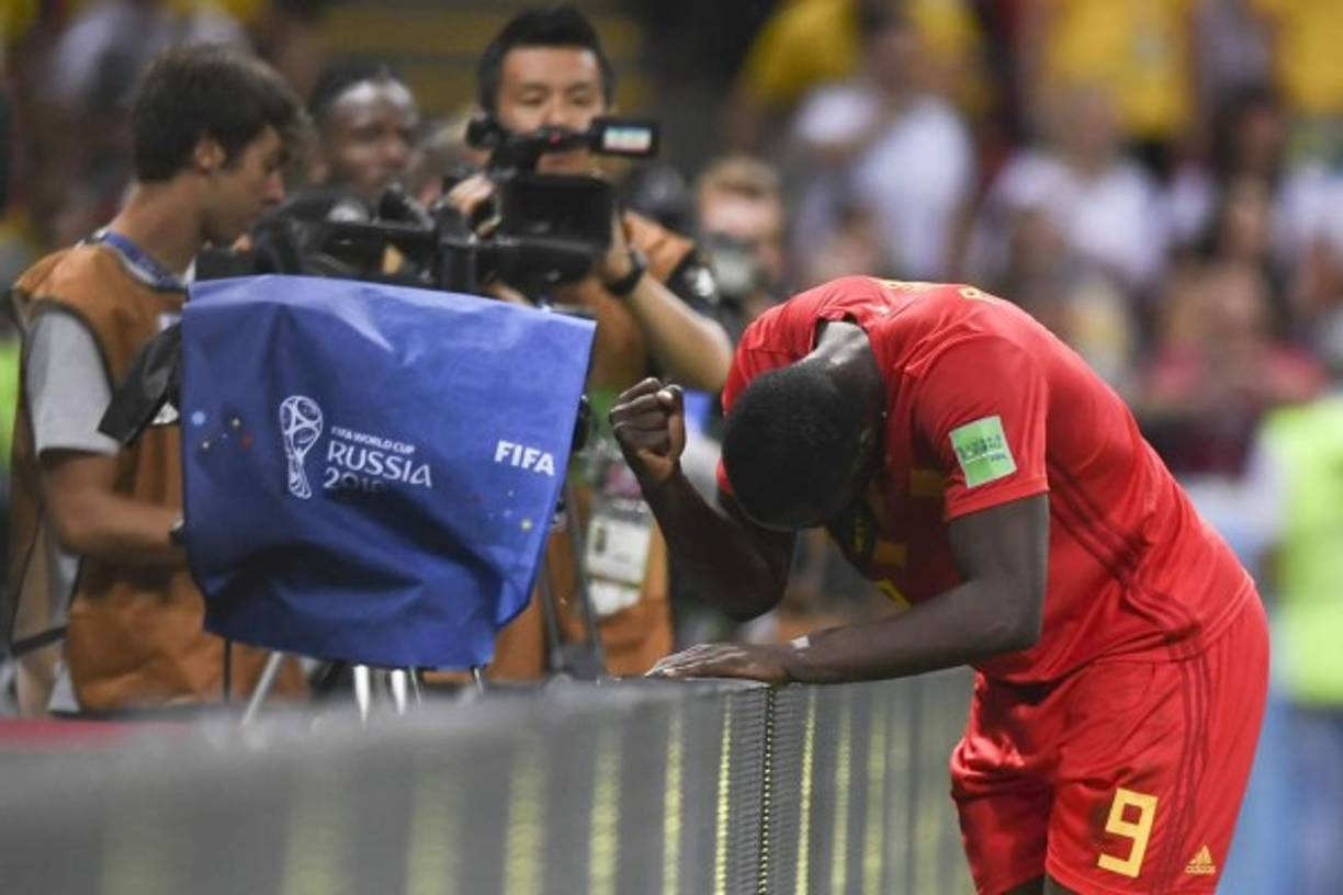 Romelu Lukaku celebró la victoria y clasificación frente a las cámaras. Foto AFP