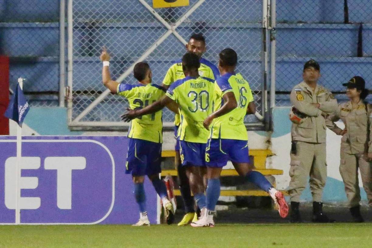 Óscar Almendárez festejando el gol con sus compañeros en el estadio Nacional. Los Potros le dieron batalla al Olimpia.