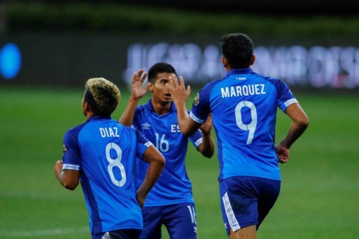 Los jugadores Marvin Márquez (d), Herberth Díaz (i) y José Portillo (c) de El Salvador celebran el gol que sirvió para empatarle a Honduras.