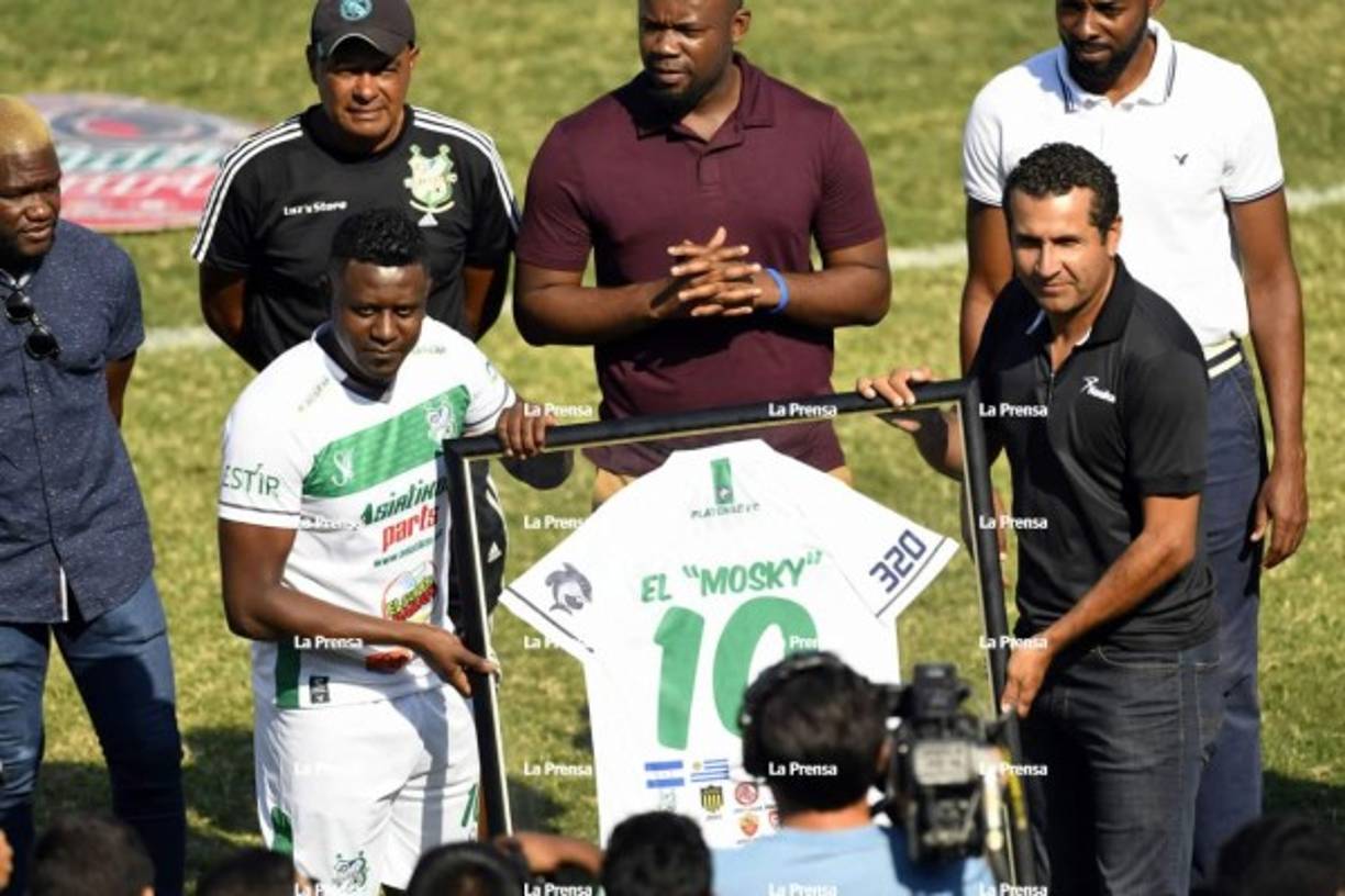 Nerlin Membreño también estuvo presente para entregar este detalle a Edgard Álvarez.